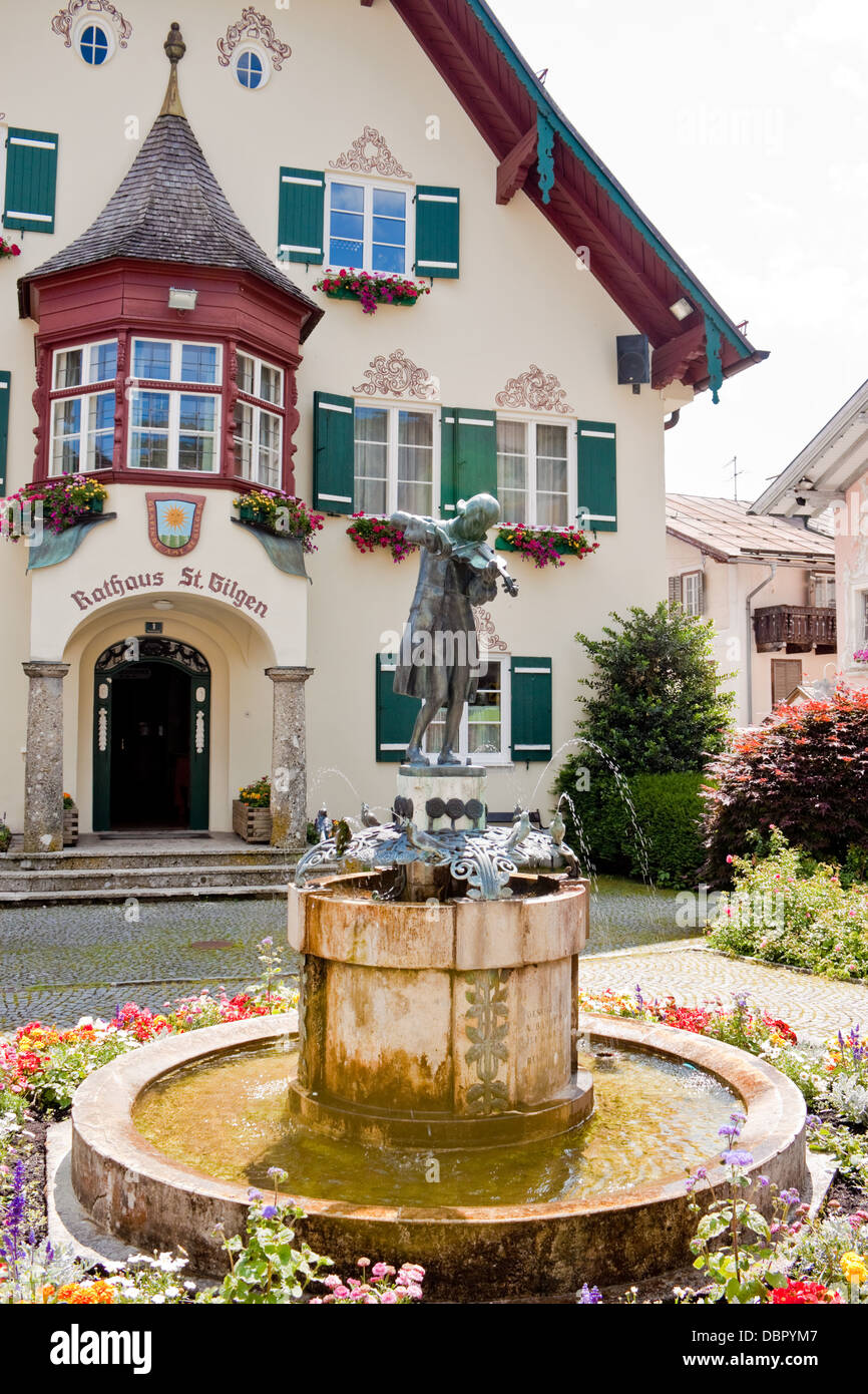 Statue von Mozart und Rathaus in St. Gilgen, Österreich Stockfotografie Alamy