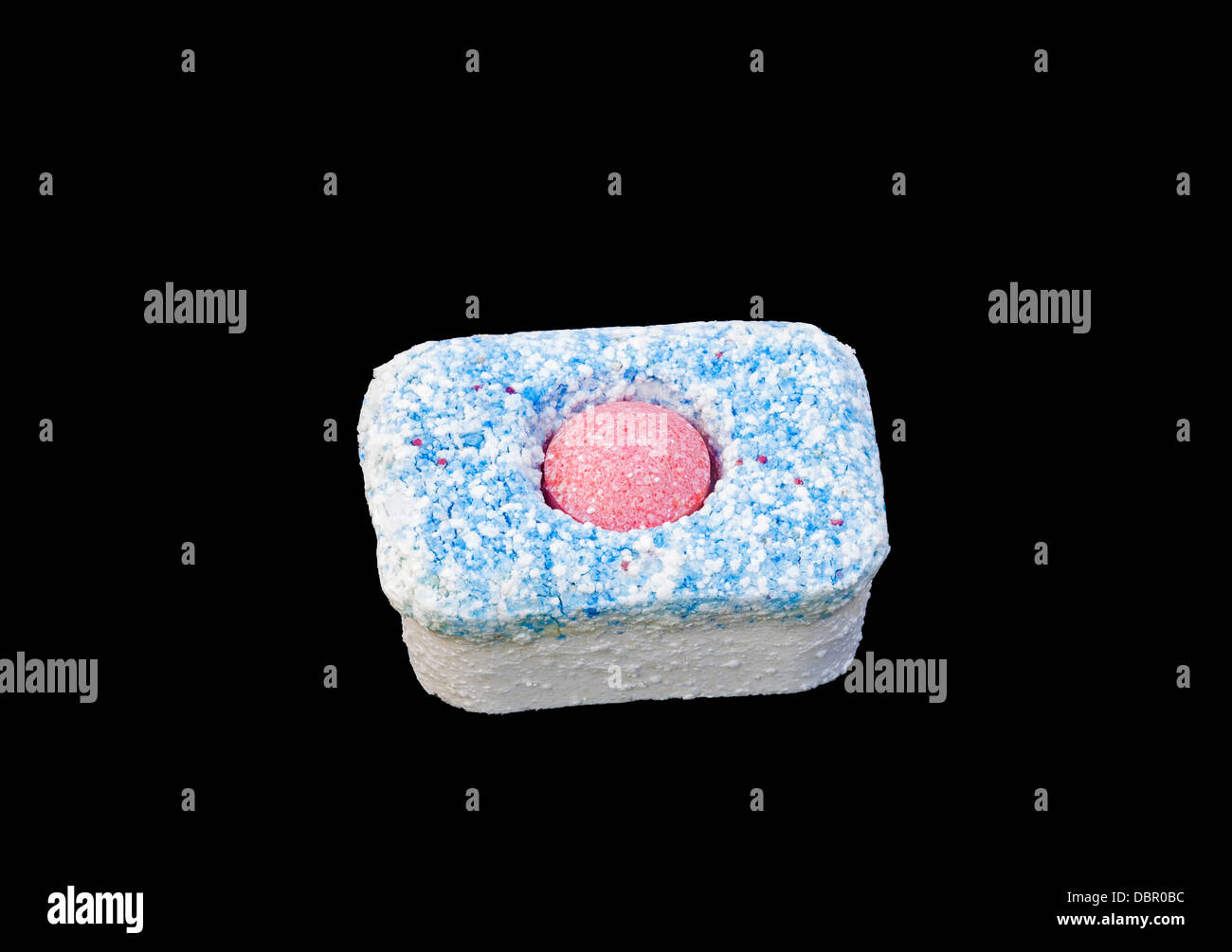 Spülmaschine Waschmitteltablette Makro isoliert auf schwarz Stockfoto