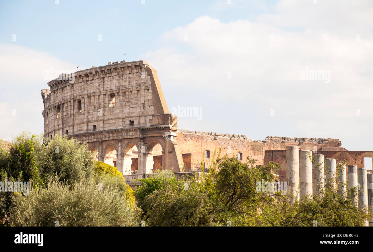 Detail des oberen Teils der Roman Coliseum in Rom, Italien Stockfoto