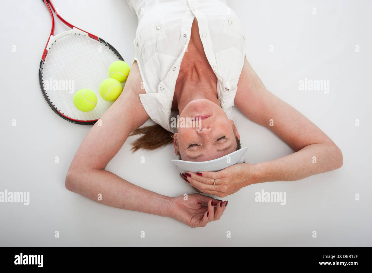 Verlegung auf ihr wieder erschöpft Tennisspielerin Stockfoto