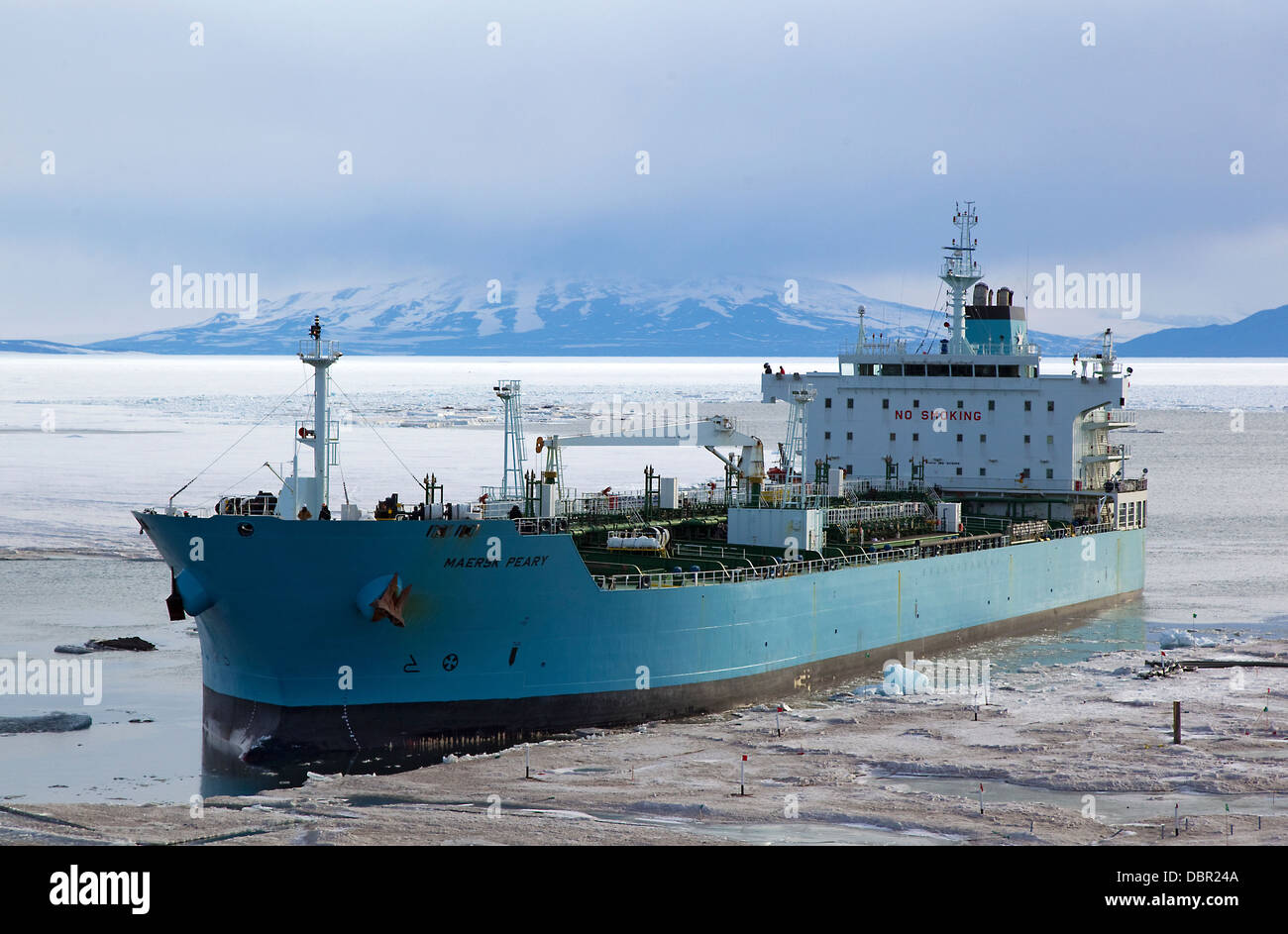 Kraftstoff-Schiff, Kraftstofftanker, in der McMurdo-Sund, Ross-Meer, Antarktis, mit Mount Entdeckung in Ferne Stockfoto Kraftstoff-Schiff, Kraftstofftanker, in der McMurdo-Sund, Ross-Meer, Antarktis, mit Mount Entdeckung in Ferne Stockfoto