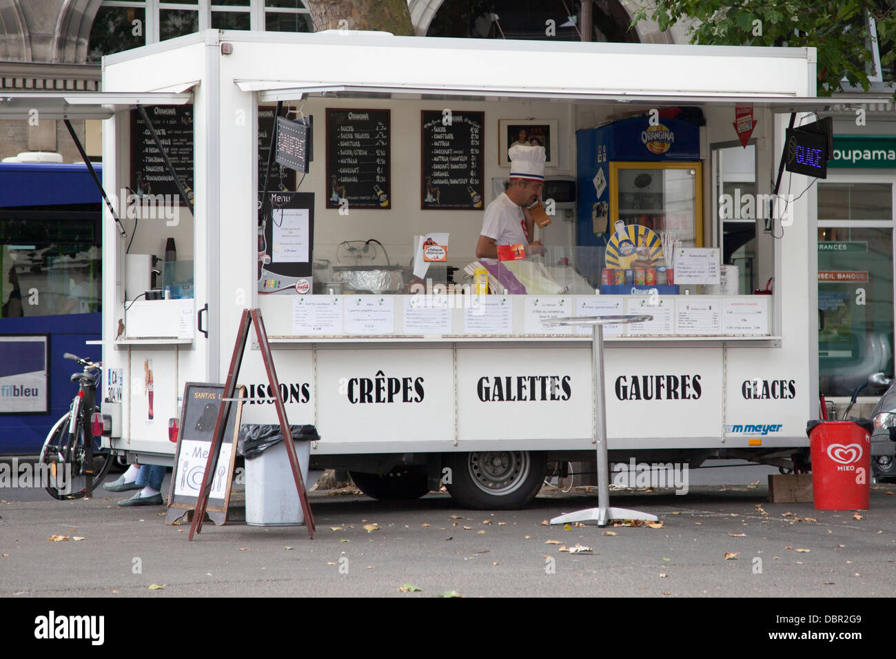 Eine mobile Creperie Fast-Food-Stand auf der Straße in der Stadt Tours, Frankreich Stockfoto