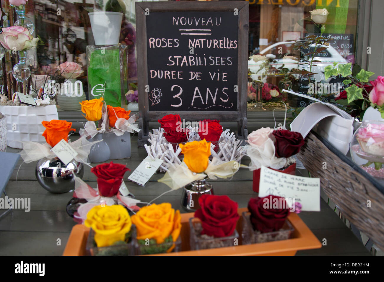 Lange Lebensdauer-Rosen zum Verkauf außerhalb eines Floristen in Tours, Frankreich. Stockfoto
