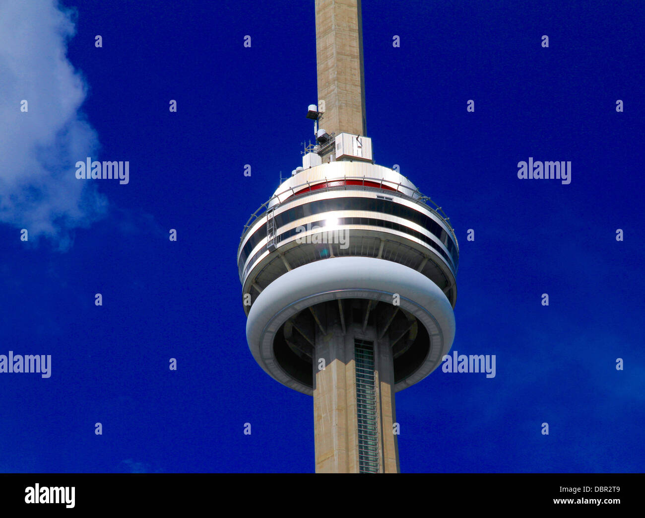 CN Tower vor blauem Himmel in Toronto, Kanada Stockfoto