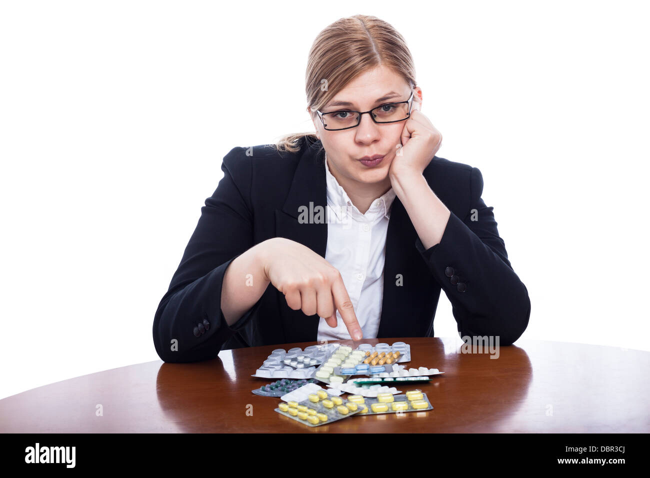 Ernste Angelegenheit Frau zeigt auf Pillen, isoliert auf weißem Hintergrund. Stockfoto