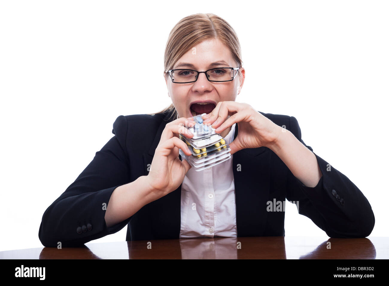 Frau gonna eat Pharma, Übernutzung Pillen Konzept, isoliert auf weißem Hintergrund. Stockfoto