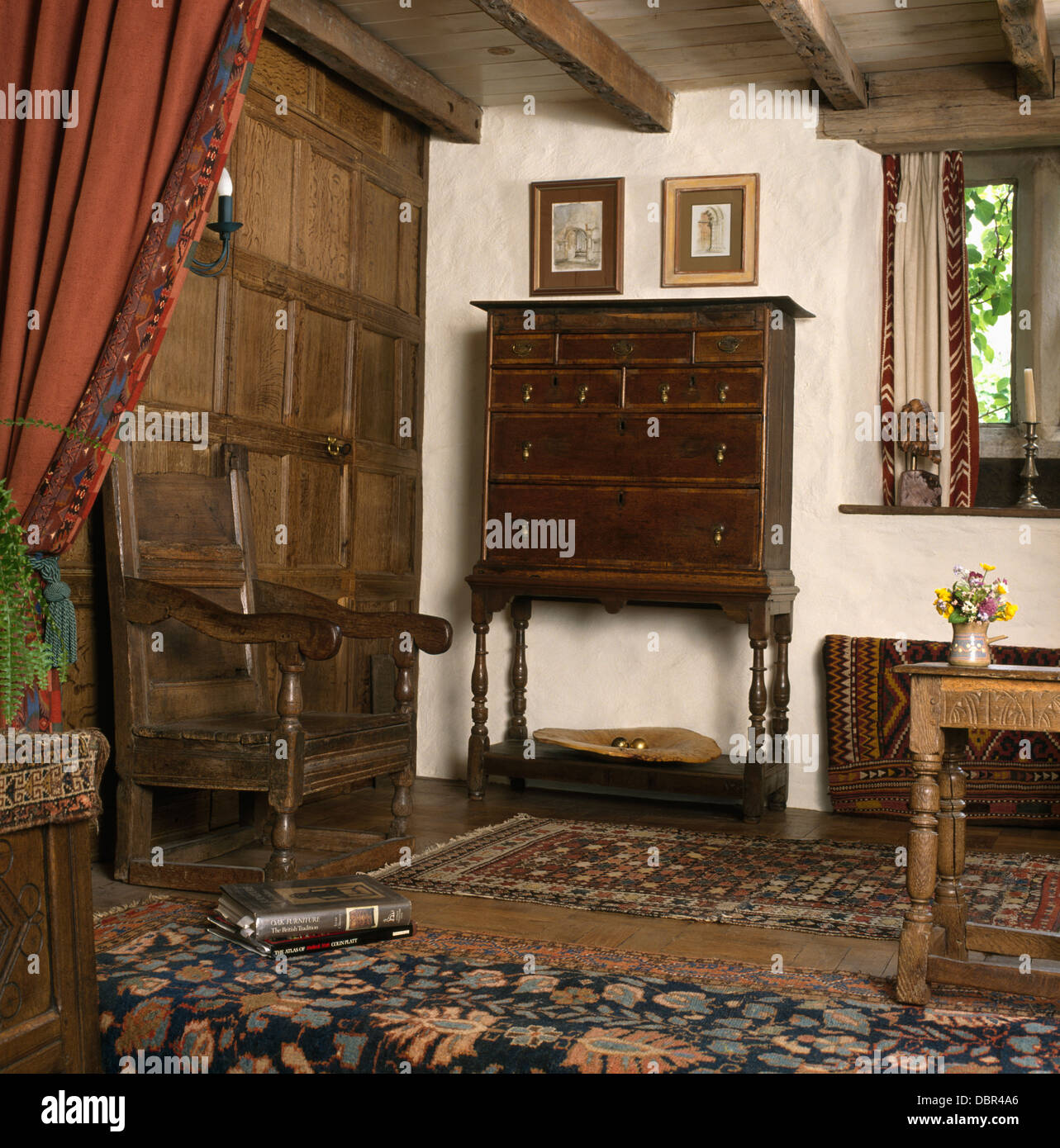 Eichenvertäfelung und antike Eiche jakobinischen Stuhl und Brust auf Stand im Land-Wohnzimmer Stockfoto