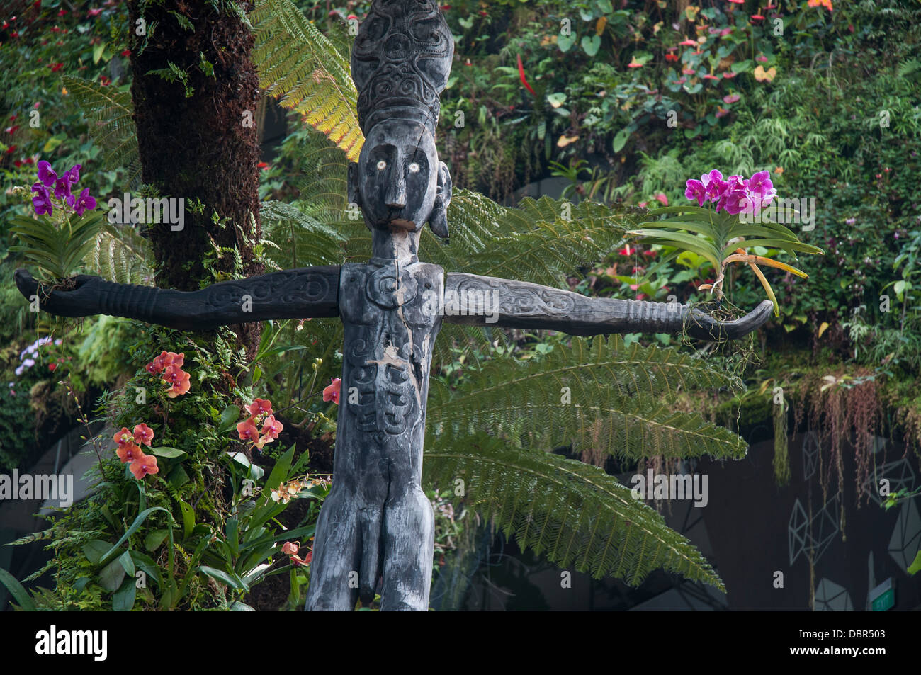 Stammes-Skulptur angezeigt im Nebelwald Wintergarten in Gärten an der Bucht südlich, Singapur Stockfoto