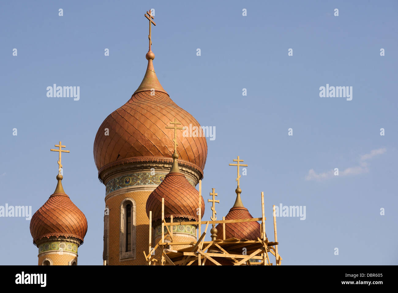 Kuppeln und Kruzifixe auf die russische Kirche in Bukarest, Rumänien Stockfoto