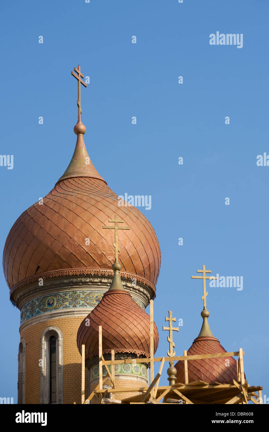 Kuppeln und Kruzifixe auf die russische Kirche in Bukarest, Rumänien Stockfoto