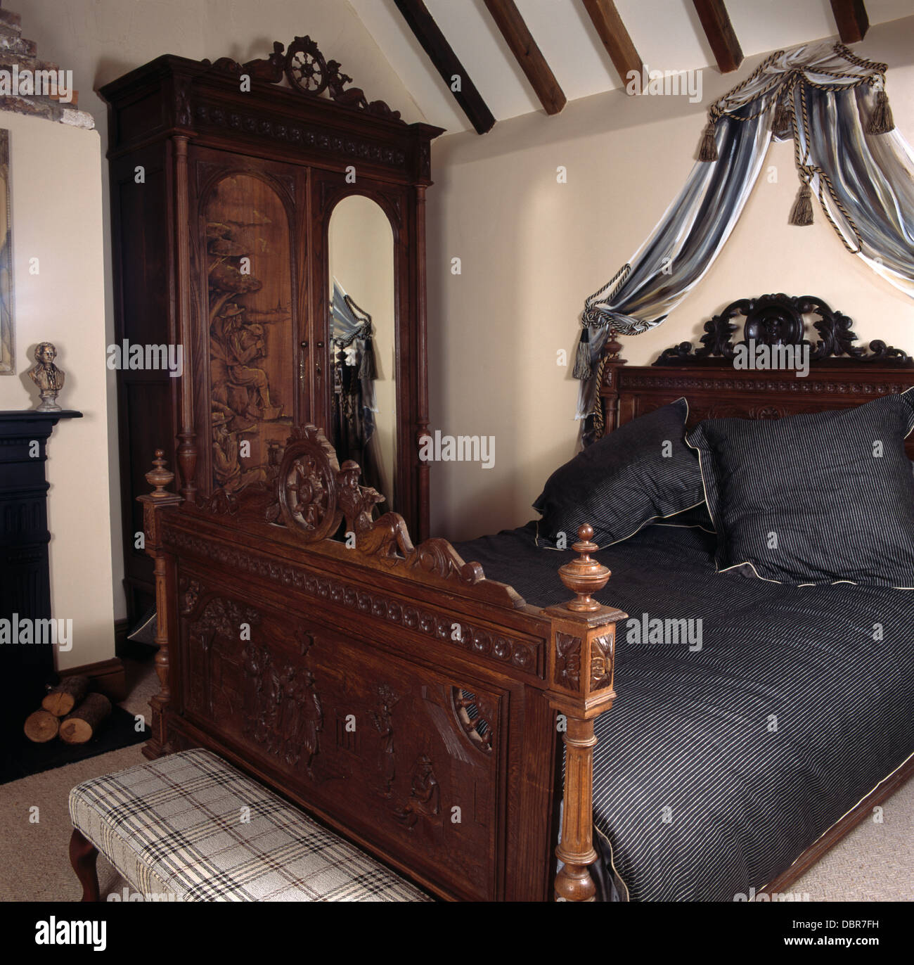 schlafzimmer mit trompe-l ' coronet und vorhänge an wand