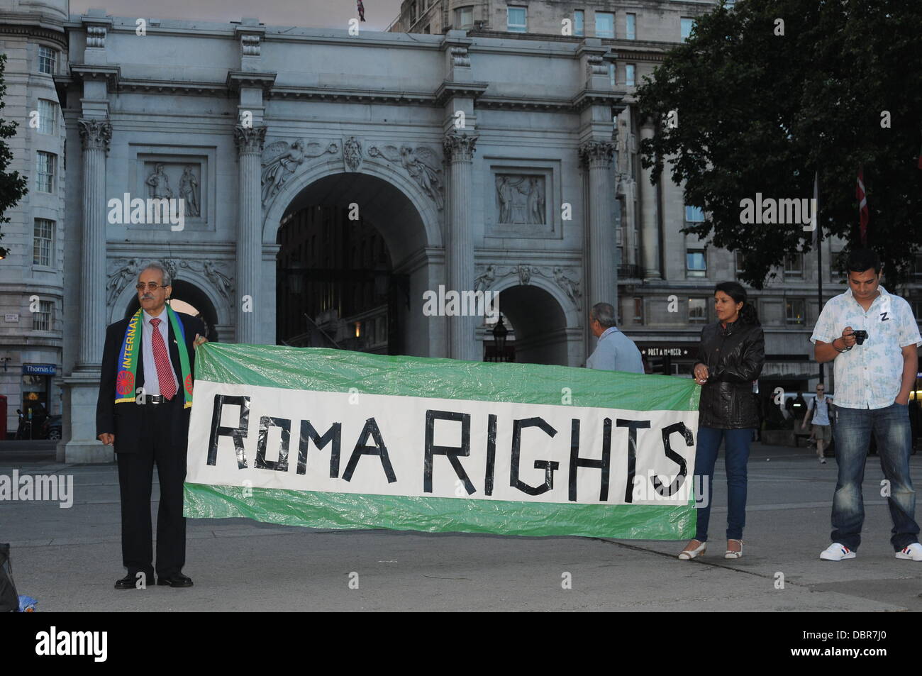 London, UK. 2. August 2013. Demonstranten halten Plakat geschrieben "Die Rechte der ROMA" Marsch zum Park Lane der Protest gegen die vor kurzem von der London Roma vertrieben in der Park Lane zu. Bildnachweis: Siehe Li/Alamy Live News Stockfoto