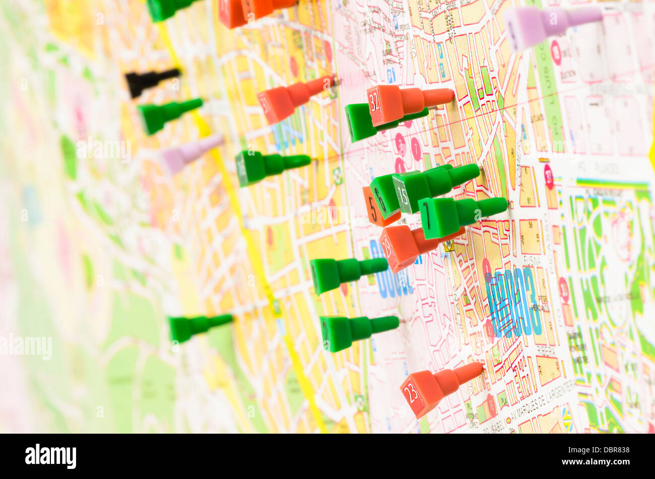 Stadtplan, gefüllt mit Stiften Stockfoto