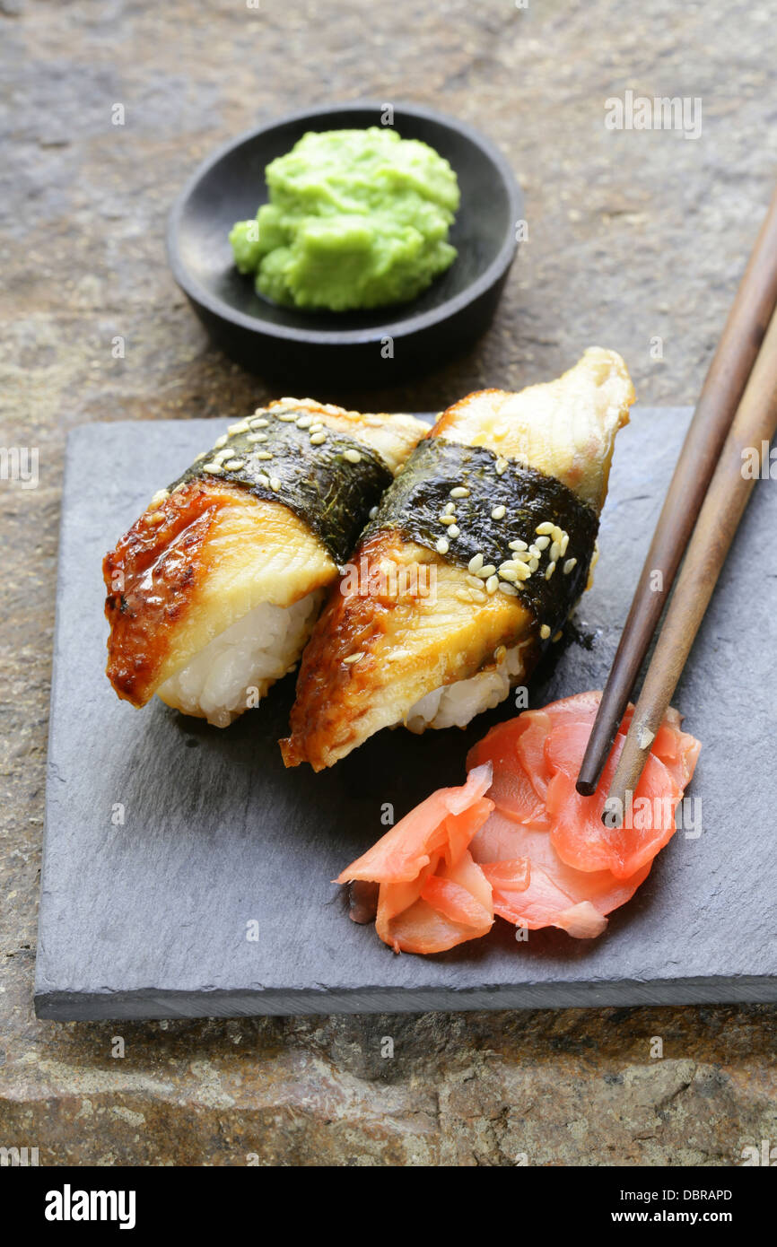 Portion Sushi mit Räucheraal auf einer Steinplatte Stockfoto