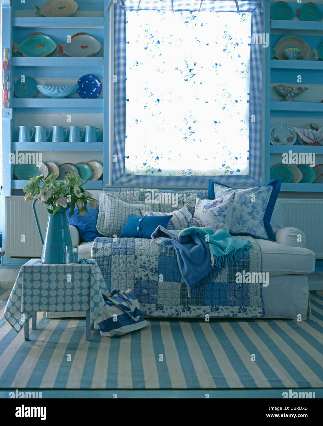 Blau Weiss Gestreiften Teppich Am Boden Vor Sofa Mit Blauen