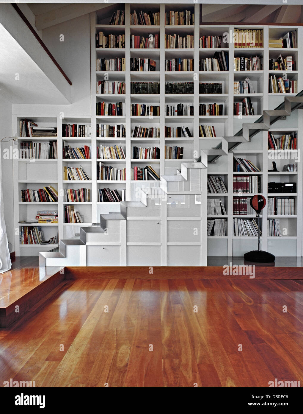eiserne Treppe für ein modernes Wohnzimmer mit Holzboden und Bücherregal  Stockfotografie - Alamy