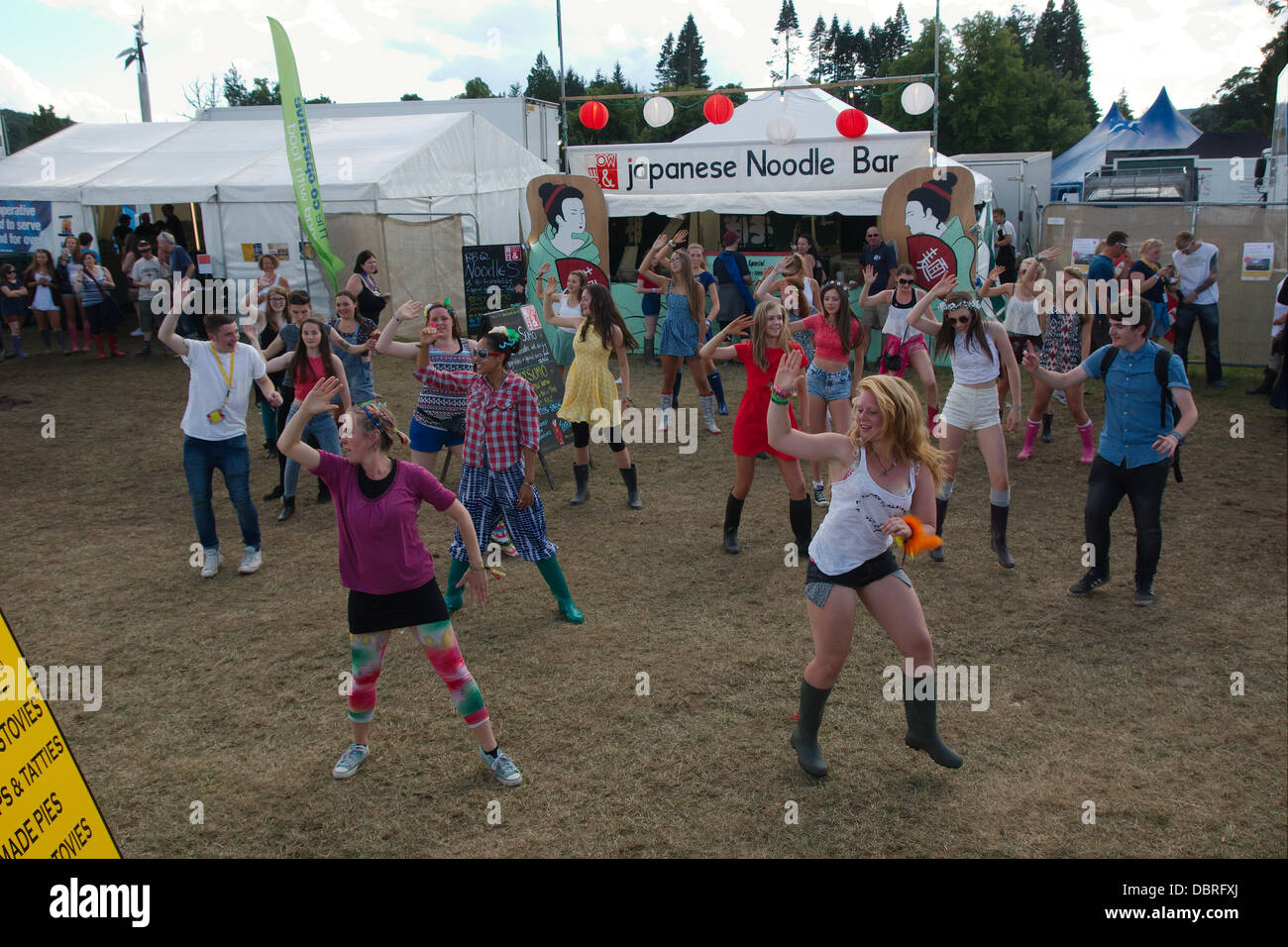 Beauly, UK. 2. August 2013. Ein Flash-Mob Tanz zu LMFAO Party Rock Anthem auf dem Belladrum Tartan Herz Festival - Freitag, 2. August 2013 Credit: Thomas Bisset/Alamy Live News Stockfoto
