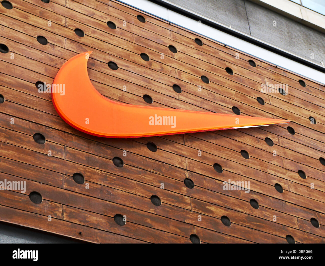 Nike Logo oder Schild vor der Ladenwand Stockfoto
