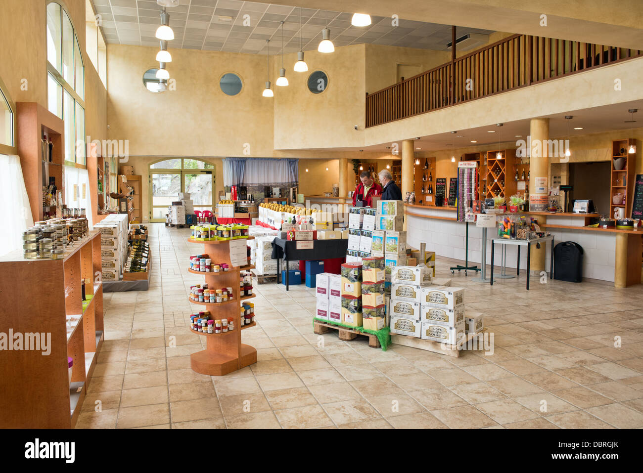 Touristen, die die Inhalte des Shops Vouvray bei den Höhlen werden & Keller im Loire-Tal, Frankreich Stockfoto