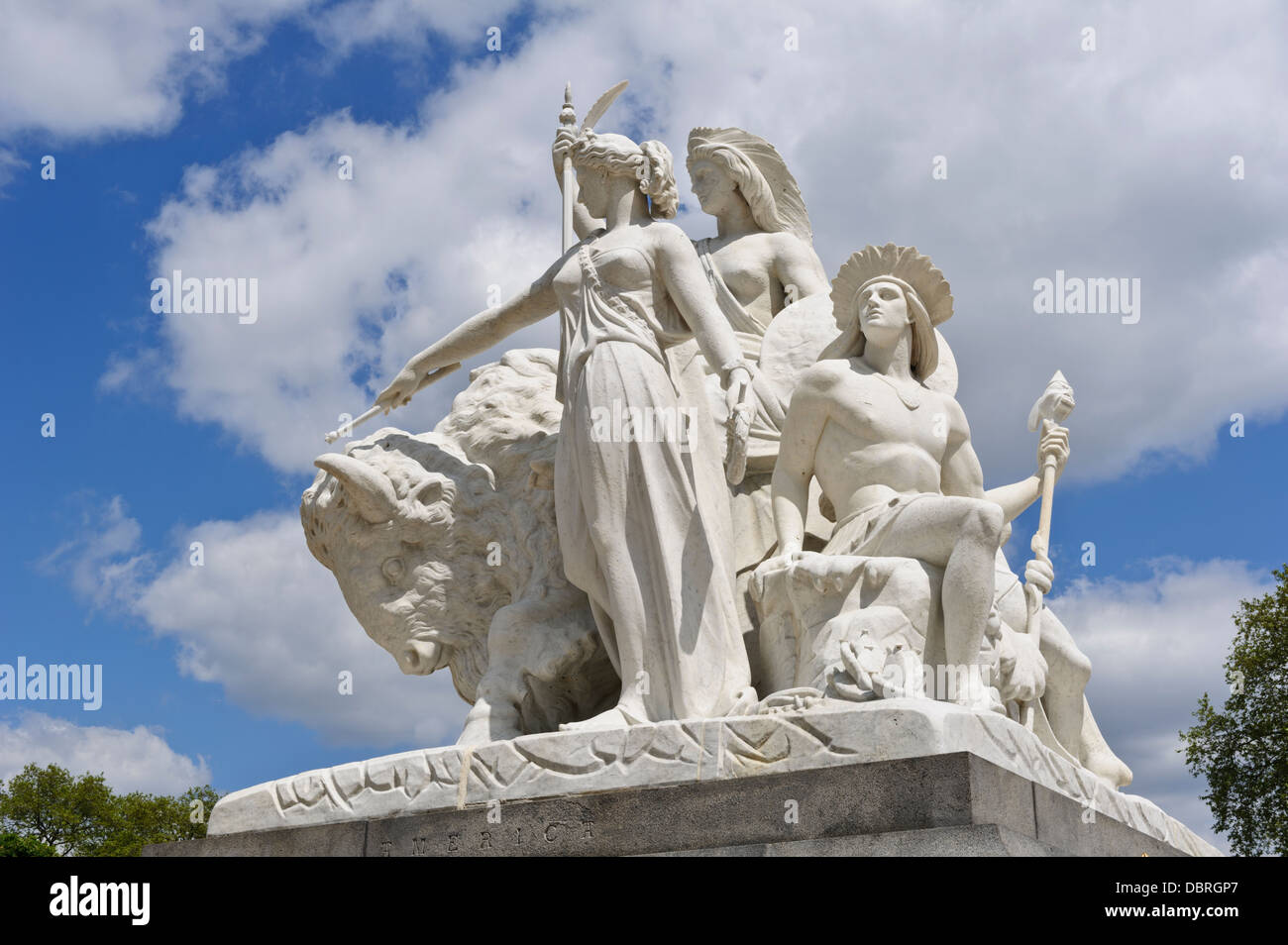 Allegorische Skulpturen "America" von John Bell an das Albert Memorial, London, England, Vereinigtes Königreich. Stockfoto