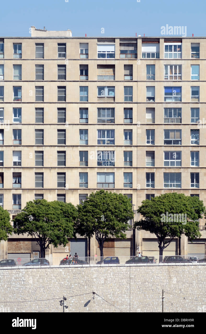 La Tourette Housing Complex, Public Sector or Council Housing Estate (1948-1953) von Fernand Pouillon an der Waterfront oder Vieux Port Marseille France Stockfoto