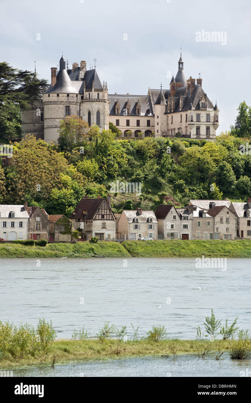 Ein Blick auf den historischen französischen Château Chaumont mit den Städten auf dem Land eingebettet unter aus über den Fluss Loire, Frankreich Stockfoto