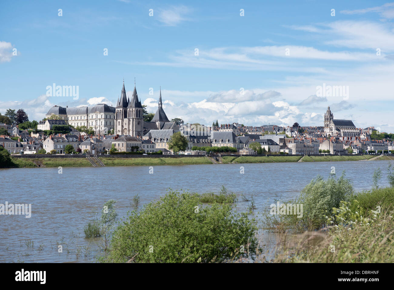 Ein Blick auf die historische französische Stadt, Château & Kathedrale von Blois in Loir-et-Cher aus über den Fluss Loire. Stockfoto