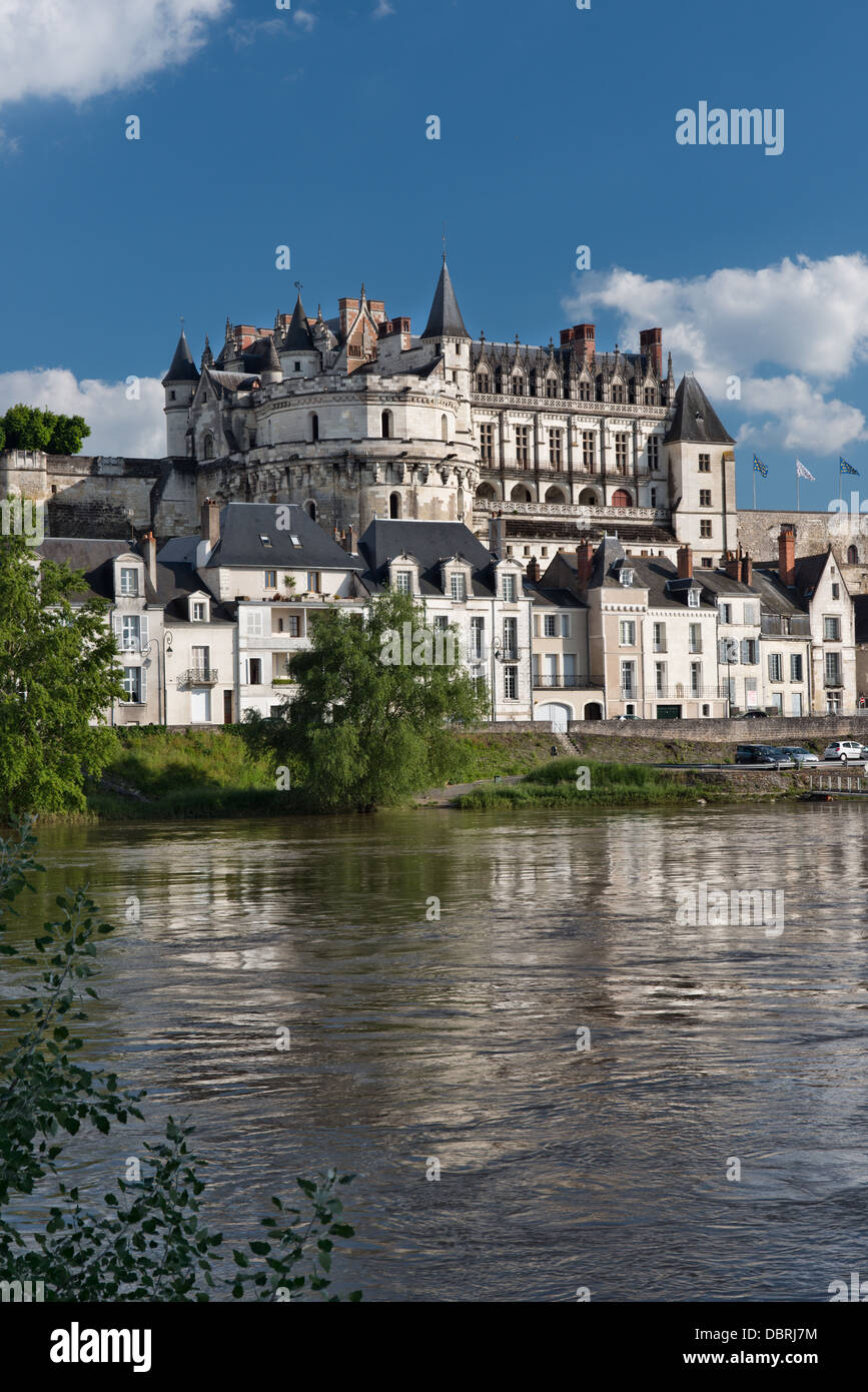 Château d'Amboise & der Stadt bei sonnigem Wetter aus über den Fluss Loire, Frankreich. Stockfoto