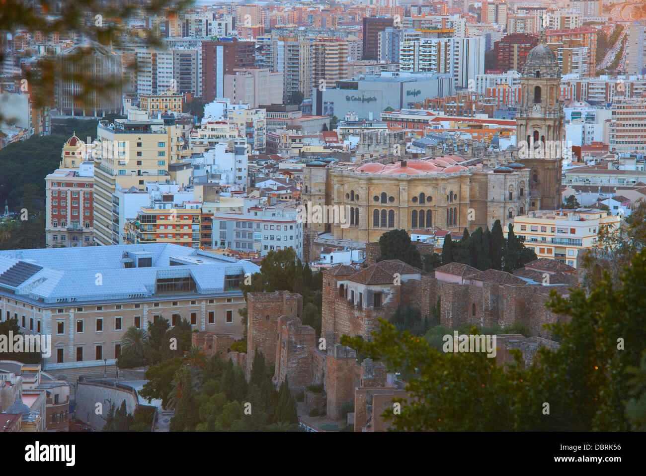 Malaga, Dom, Blick auf die Stadt und Mauern der Alcazaba. Costa Del Sol, Andalusien, Spanien Stockfoto