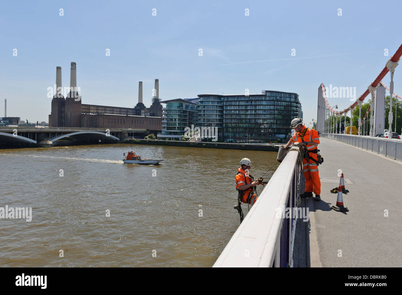 Ingenieure auf Chelsea Bridge, London, England, Großbritannien. Stockfoto