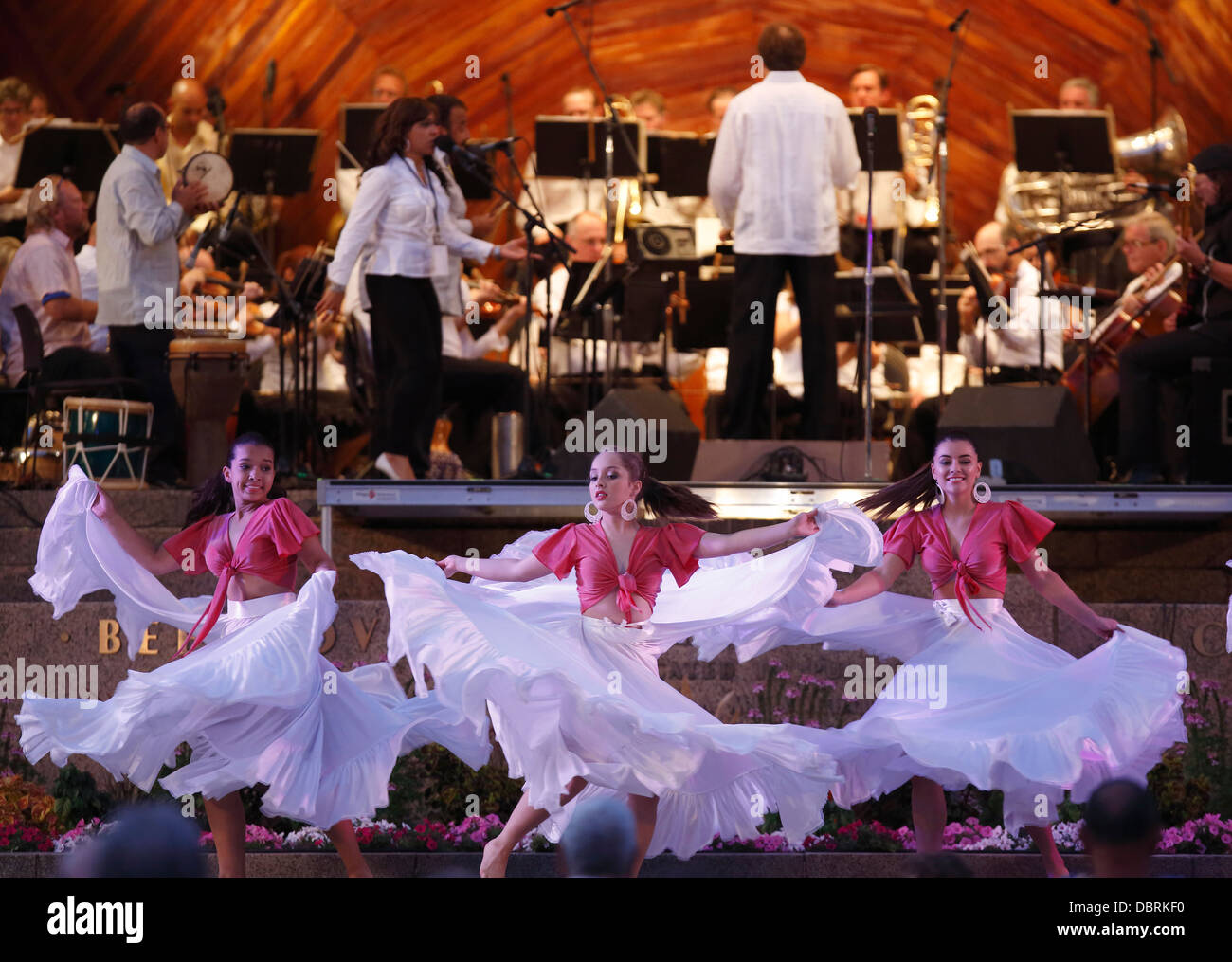 Lateinamerikanische Tänzer mit dem Boston-Sehenswürdigkeiten-Orchester auf der Hatch Shell in Boston, Massachusetts Stockfoto