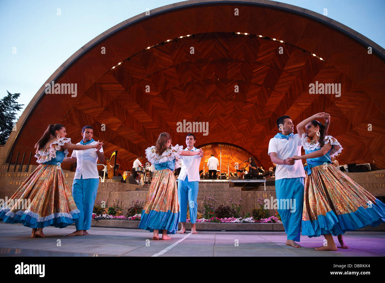 Lateinamerikanische Tänzer mit dem Boston-Sehenswürdigkeiten-Orchester auf der Hatch Shell in Boston, Massachusetts Stockfoto