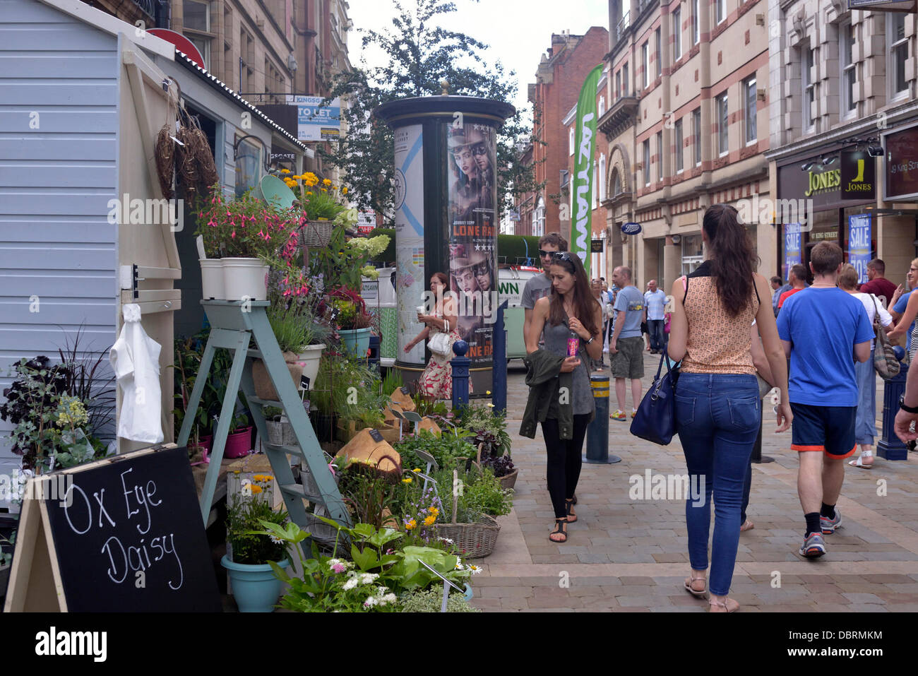 Manchester, UK. 3. August 2013. Dig The City (August 3-11) ist Manchesters Urban Garden Festival und eine Gartenstadt durch Lebensmittel, Blumen, Schaugärten, Märkte, Workshops und Vorträgen von Monty Don, Matt James und Rachel de Thame Manchester verwandelt. Manchester, UK 3. August 2013 Credit: John Fryer/Alamy Live-Nachrichten Stockfoto