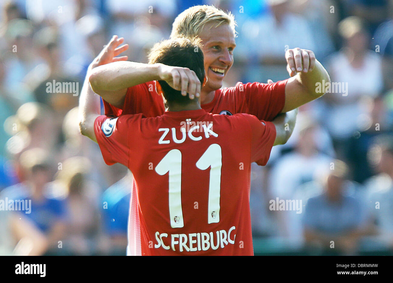 London, UK. 3. August 2013. Neustrelitz, Deutschland. 3. August 2013. Freiburgs Hendrick Zuck und Mike Hanke (R) feiern nach Zuck 0-1 Tor in der ersten DFB-Pokal-Vorrundenspiel zwischen TSG Neustrelitz und SC Freiburg am Parkstadion in Neustrelitz, Deutschland, 3. August 2013. (Bitte beachten Sie: die DFB verbietet die Nutzung und Veröffentlichung der sequentiellen Bilder über das Internet und andere Online-Medien während des Spiels (inkl. Pause). SPERRFRIST! Die DFB ermöglicht die weitere Nutzung und Veröffentlichung der Bilder für mobile Dienste (vor allem MMS) und DVB-H und DMB einzige afte Stockfoto