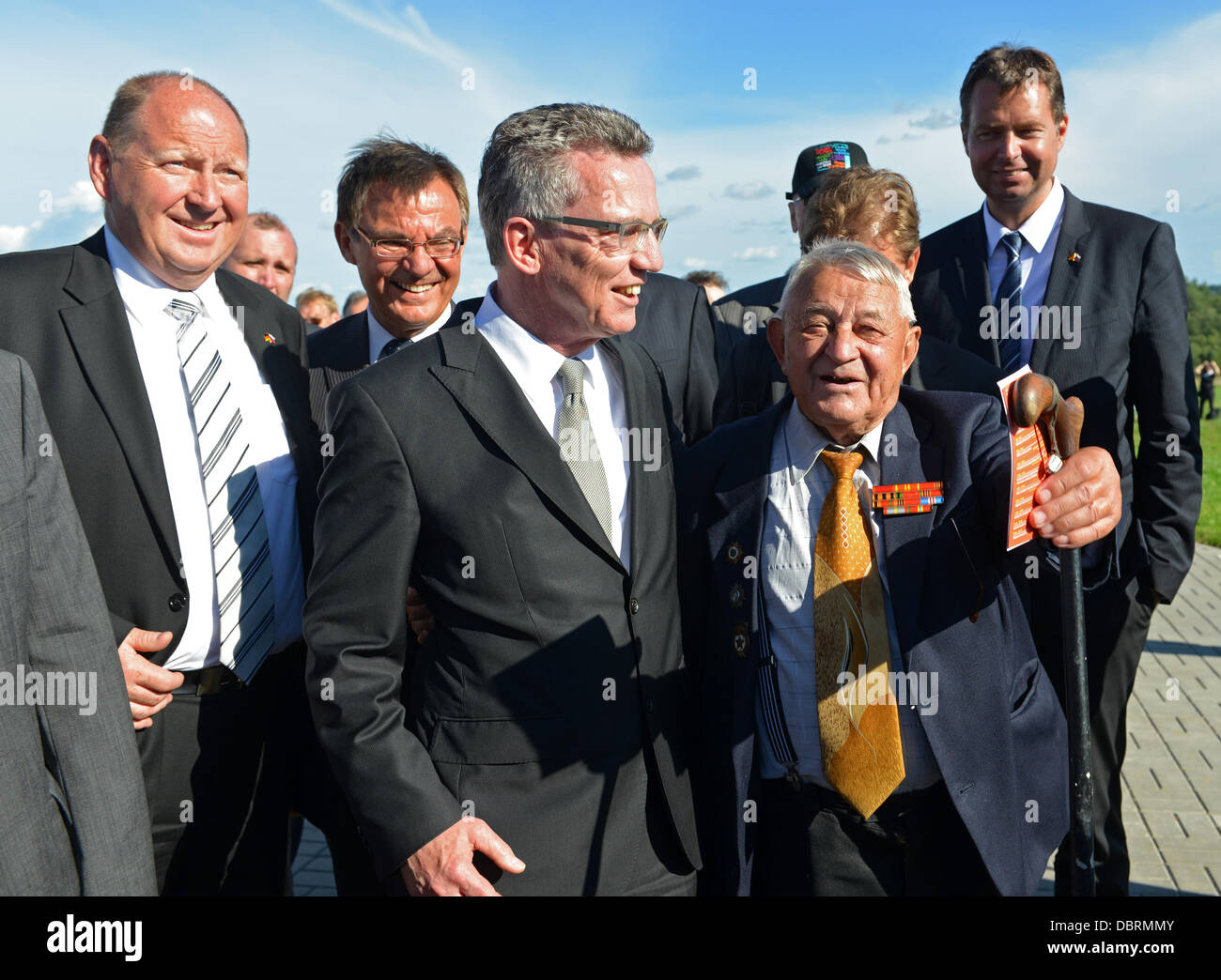 German Defence Minister Thomas de Maiziere (L) Gespräche mit russischen Veteranen während der Einweihung der deutschen Soldatenfriedhof in Dukhovshchina, Oblast Smolensk, Russland, 3. August 2013. Der Friedhof ist die letzte Ruhestätte für 70.000 deutschen Soldaten, die während des zweiten Weltkriegs in Russland gestorben. Foto: UWE ZUCCHI Stockfoto