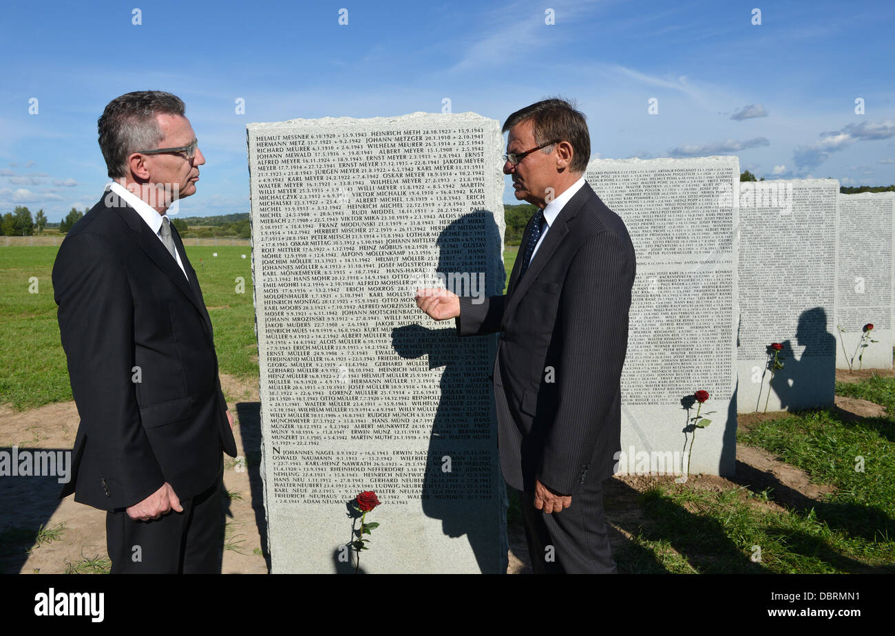 Reinhard Führer (L), Präsident des Deutsche Kriegsgräberfürsorge und Defence Minister Thomas de Maiziere (L) steht auf einer Granitplatte mit den Namen der Toten deutschen Soldaten, die während der Einweihung der deutschen Soldatenfriedhof in Dukhovshchina, Oblast Smolensk, Russland, 3. August 2013 eingraviert. Der Friedhof ist die letzte Ruhestätte für 70.000 deutschen Soldaten, die während des zweiten Weltkriegs in Russland gestorben. Foto: UWE ZUCCHI Stockfoto