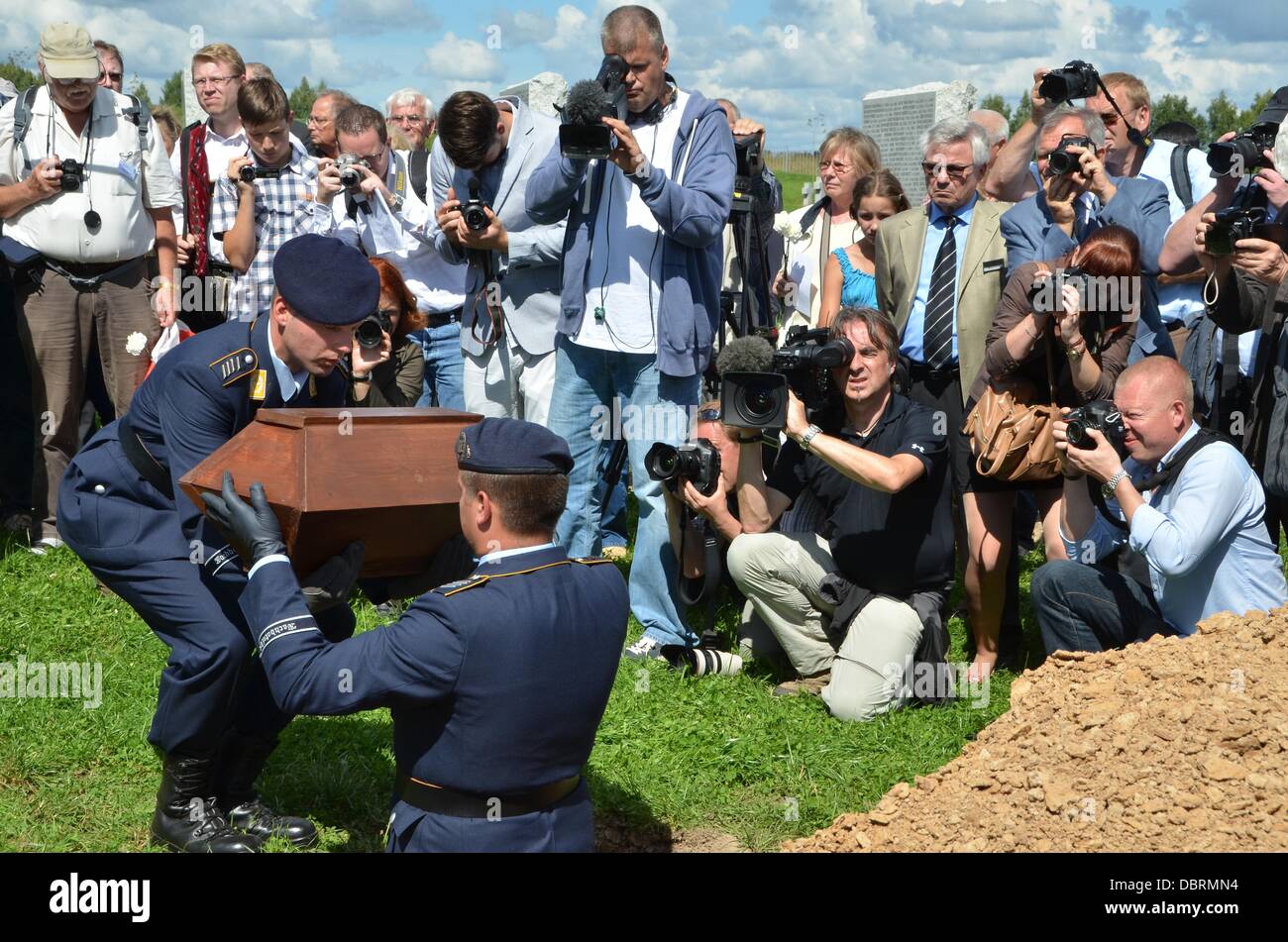 Soldaten begraben ein gefallenen Soldaten während der Einweihung der deutschen Soldatenfriedhof in Dukhovshchina, Oblast Smolensk, Russland, 3. August 2013. Der Friedhof ist die letzte Ruhestätte für 70.000 deutschen Soldaten, die während des zweiten Weltkriegs in Russland gestorben. Foto: UWE ZUCCHI Stockfoto