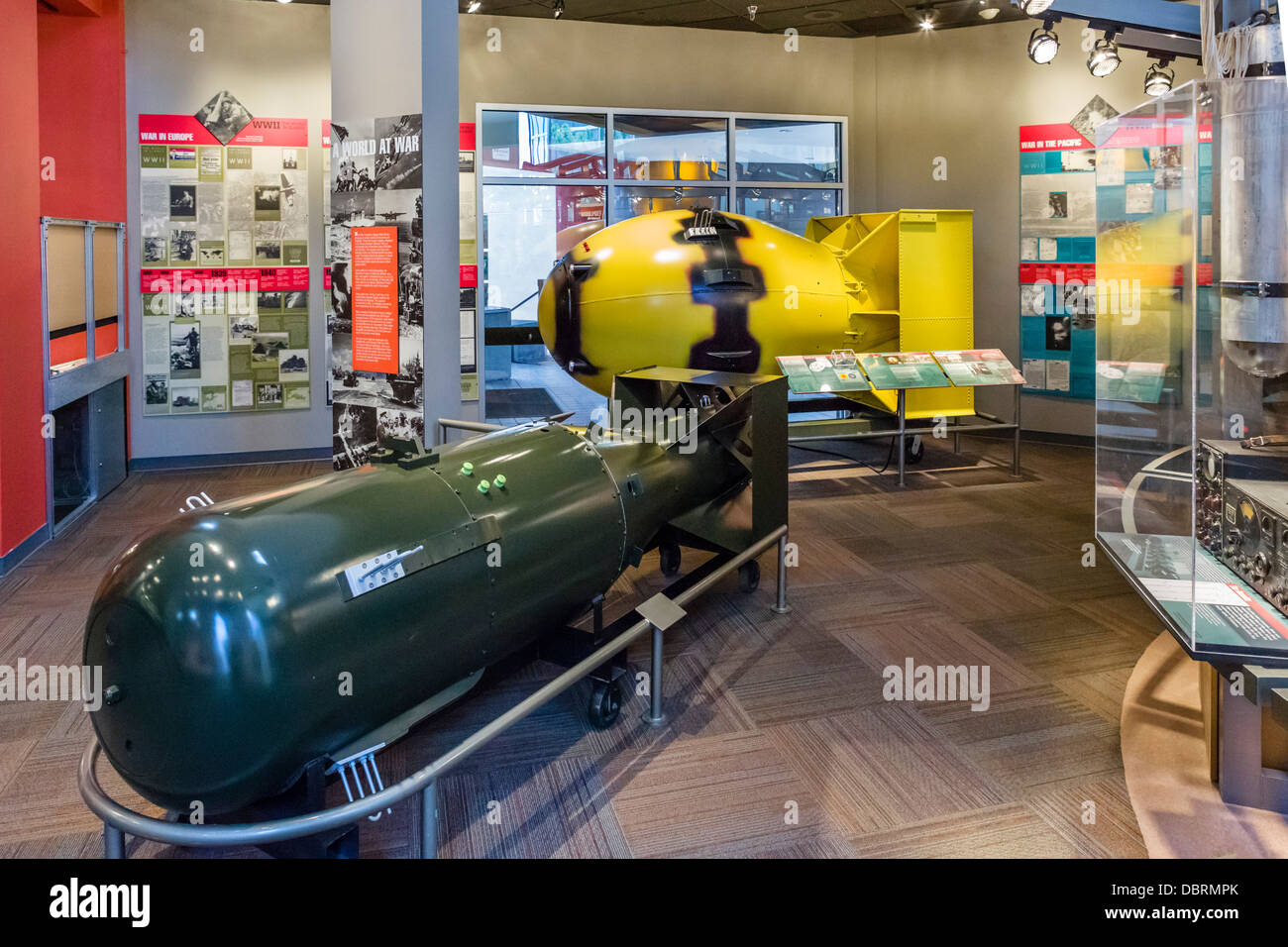 Modelle von Atombomben "Little Boy" (Vordergrund) und "Fat Man" (gelb), Bradbury Science Museum, Los Alamos, New Mexico, USA Stockfoto
