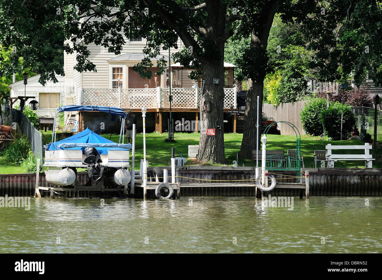 Dockt direkt an einem Fluss im Norden von Illinois, USA. Stockfoto