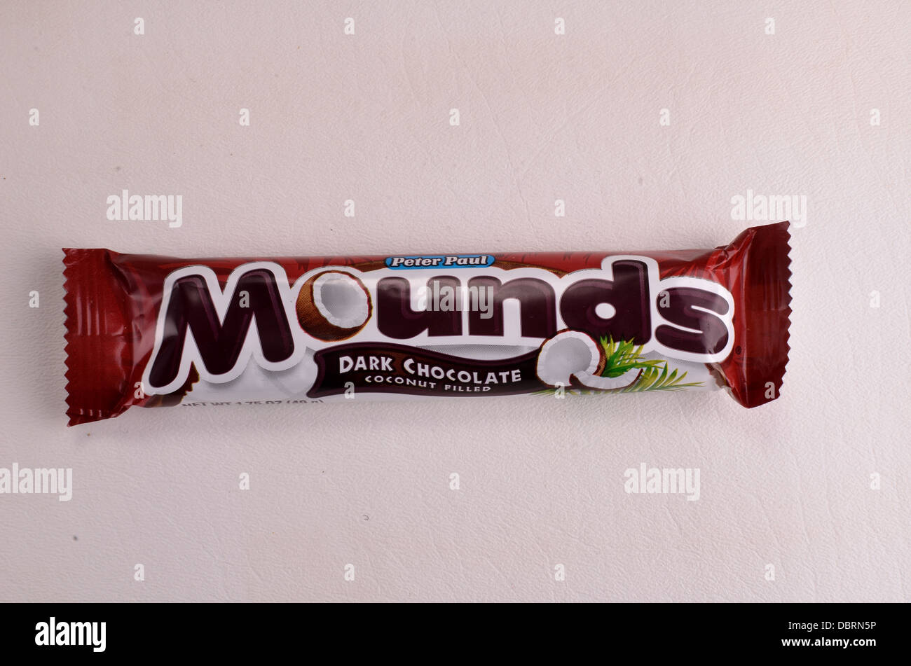 Mounds dunkle Schokolade Schokoriegel auf weißem Hintergrund. Stockfoto