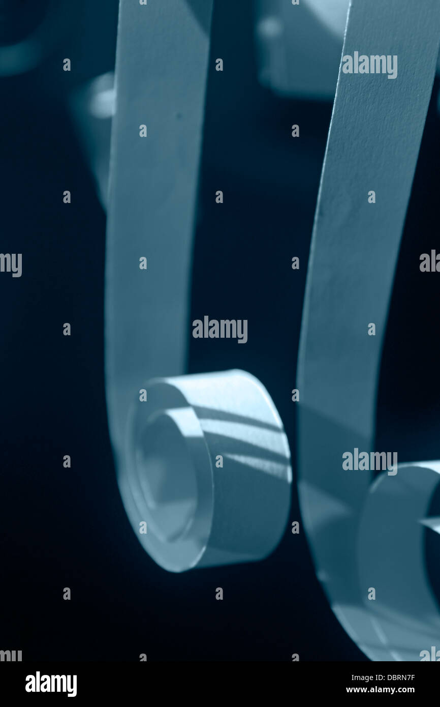 Papierstreifen von einem Lightner. Papier Streifen Aufheller abstrakte Winkel Ausschnitt abstrakter Zubehör Winkel Hintergrund Hintergründe Korb Stockfoto