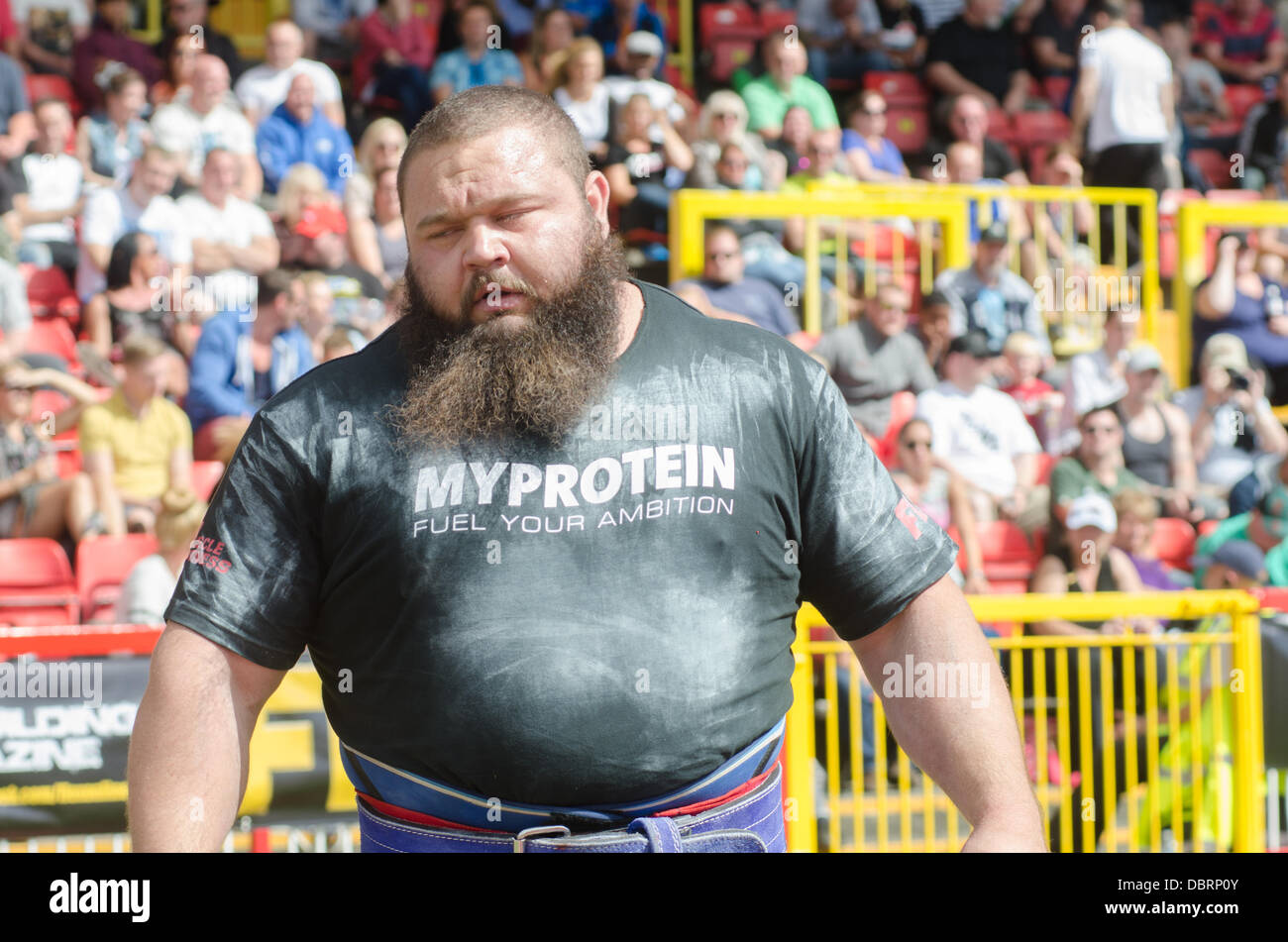 Gateshead, UK. 3. August 2013. Riesen Leben British Open-World Championship "World es Strongest Man" Qualifying Tour in Gateshead International Stadium. Konkurrenten zählten Laurence Shahlaei, Terry Hollands, Simon Johnson. Mark Felix, Lloyd Renals, Eddie Hall, James Fennelly, Graham Hicks, Jerry Pritchett, Robert Oberst, Luke "Highland Eiche" Stoltman und Ovynd zu zügeln. Bildnachweis: Thomas Jackson/Alamy Live-Nachrichten Stockfoto