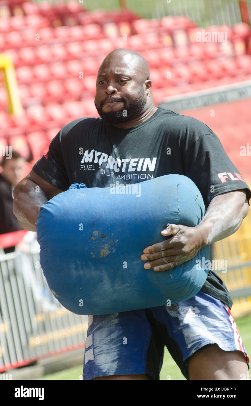 Gateshead, UK. 3. August 2013. Riesen Leben British Open-World Championship "World es Strongest Man" Qualifying Tour in Gateshead International Stadium. Konkurrenten zählten Laurence Shahlaei, Terry Hollands, Simon Johnson. Mark Felix, Lloyd Renals, Eddie Hall, James Fennelly, Graham Hicks, Jerry Pritchett, Robert Oberst, Luke "Highland Eiche" Stoltman und Ovynd zu zügeln. Bildnachweis: Thomas Jackson/Alamy Live-Nachrichten Stockfoto