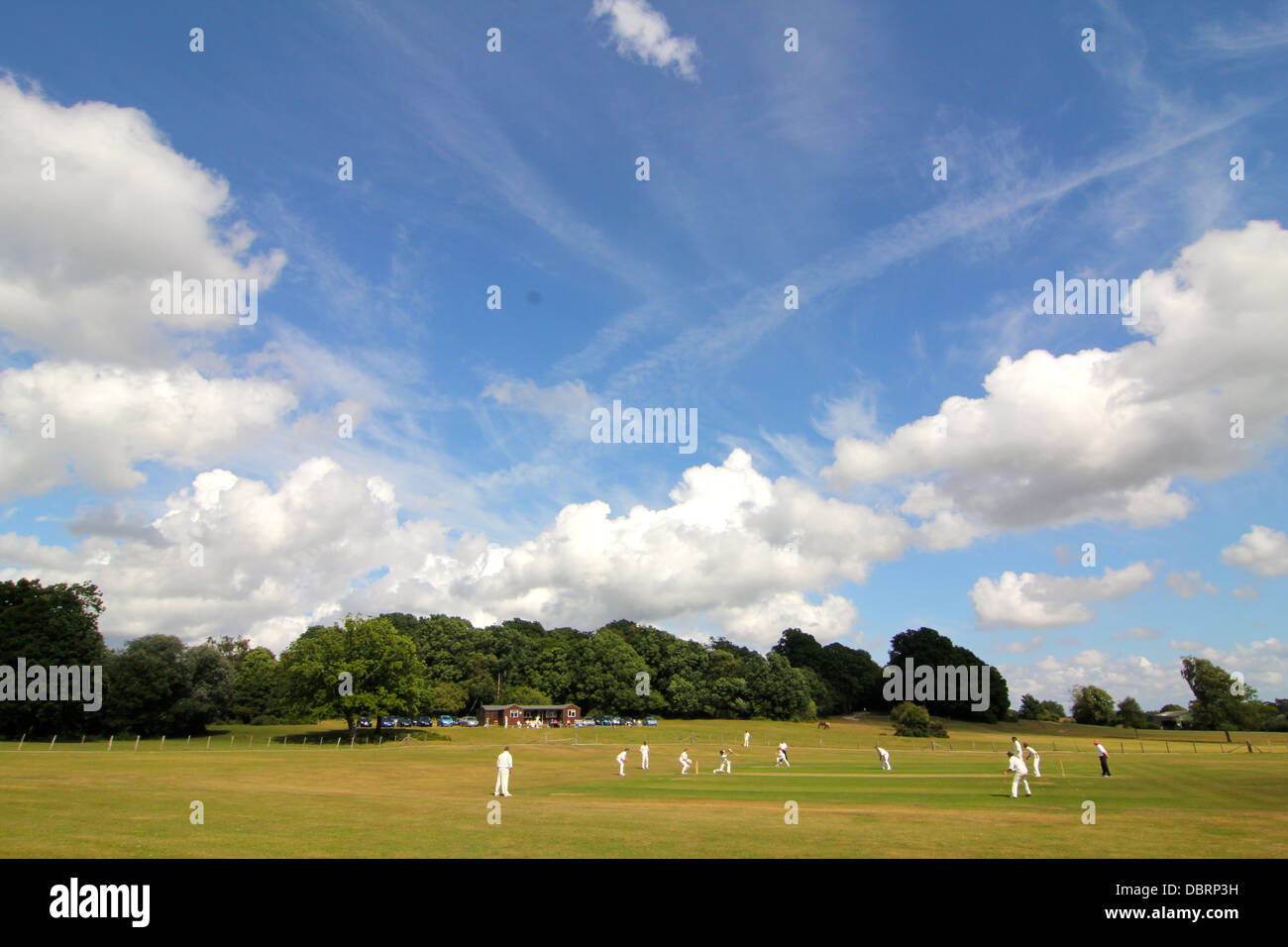 Roundhill Cricket Ground (Heimspielstätte des Bramshaw Cricket Club) New Forest, Hampshire, England, UK. Bramshaw gegen Portsmouth Stockfoto