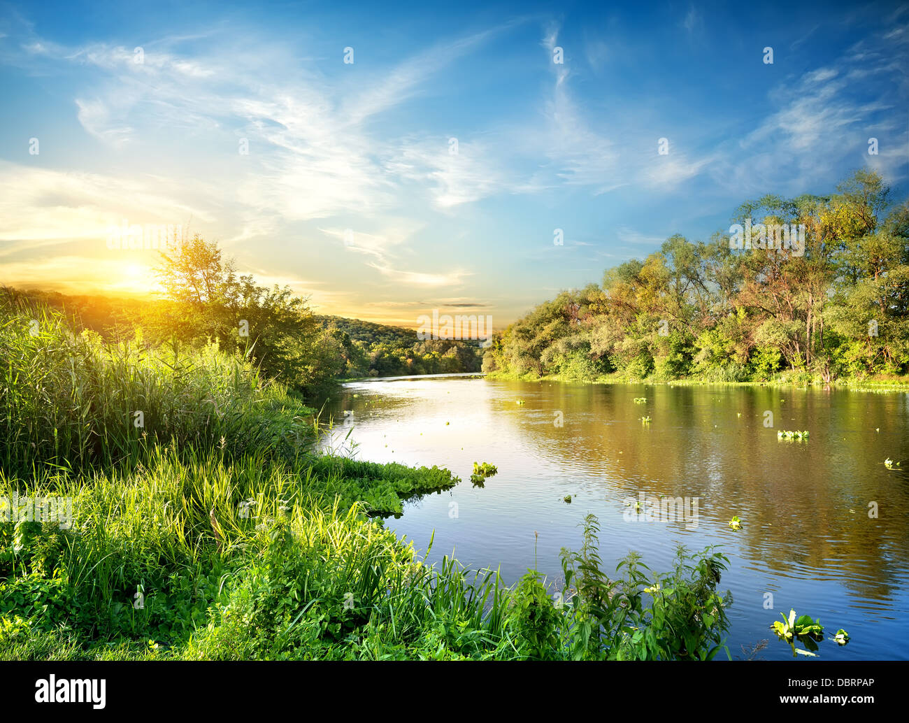 Sonnenaufgang über dem Fluss Severskiy Donets im Wald Stockfoto