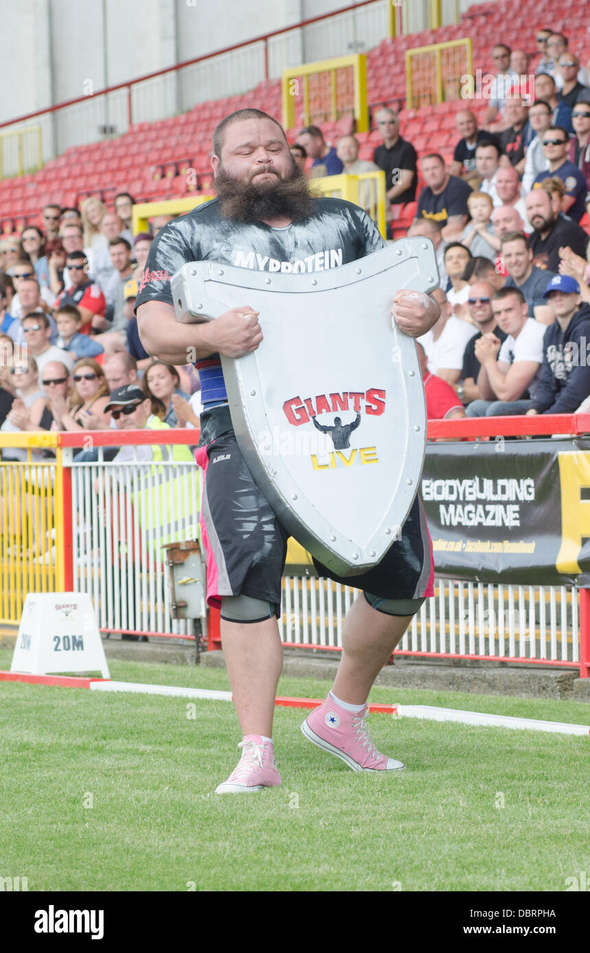 Gateshead, UK. 3. August 2013. Riesen Leben British Open-World Championship "World es Strongest Man" Qualifying Tour in Gateshead International Stadium. Konkurrenten zählten Laurence Shahlaei, Terry Hollands, Simon Johnson. Mark Felix, Lloyd Renals, Eddie Hall, James Fennelly, Graham Hicks, Jerry Pritchett, Robert Oberst, Luke "Highland Eiche" Stoltman und Ovynd zu zügeln. Bildnachweis: Thomas Jackson/Alamy Live-Nachrichten Stockfoto