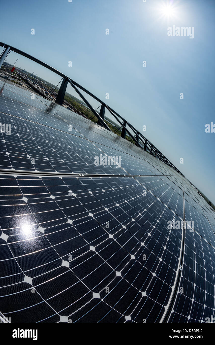 Ein Array von Sonnenkollektoren für die Umwandlung von Sonnenlicht in elektrische Energie in hellem Sonnenlicht verwendet. Stockfoto