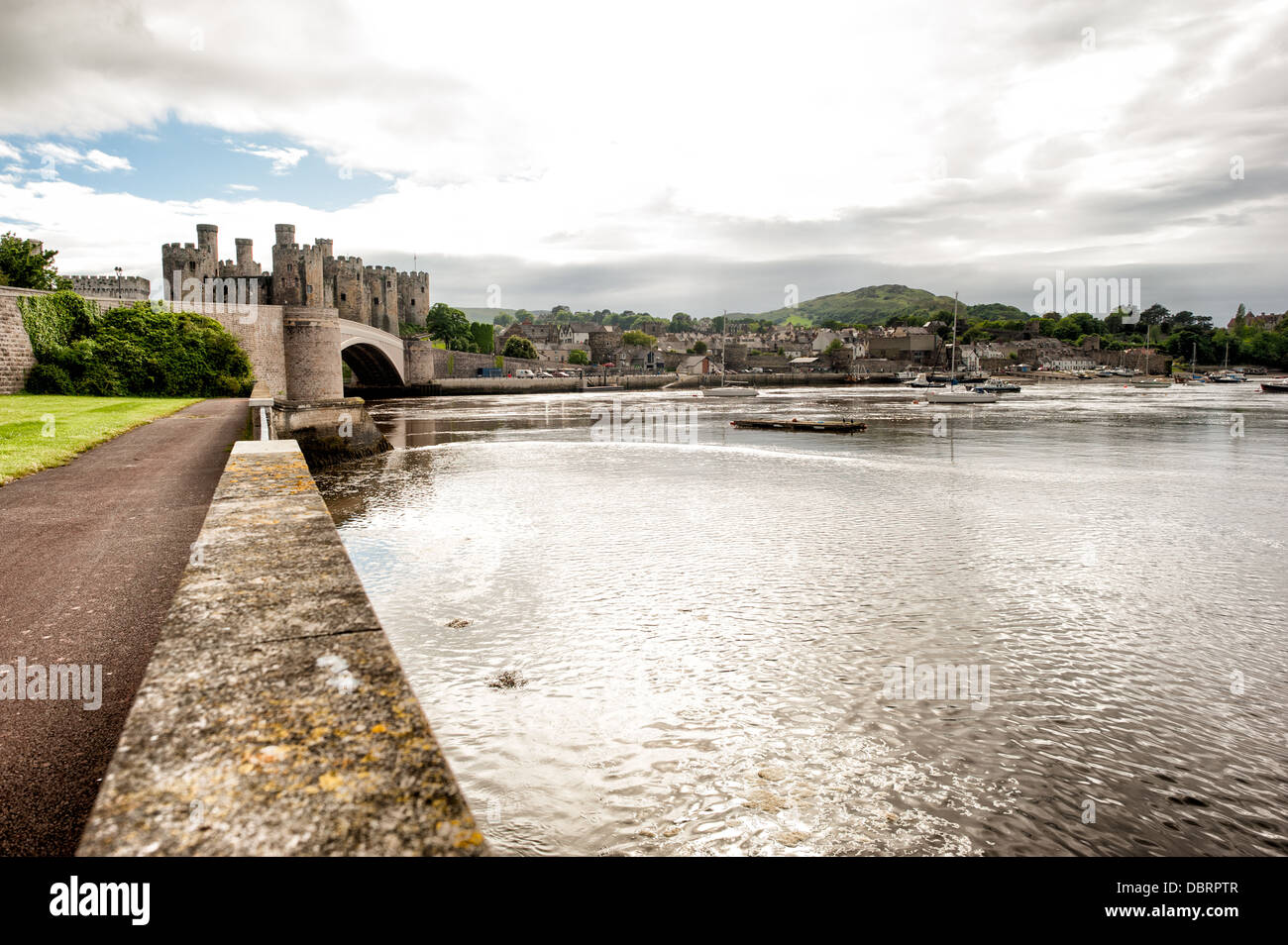 Conwy Castle ist eine mittelalterliche Burg, die von Edward i. im späten 13. Jahrhundert erbaut. Es ist Bestandteil einer ummauerten Stadt Conwy und nimmt einen strategischen Punkt auf dem Fluss Conwy. Es ist als Weltkulturerbe aufgeführt. Stockfoto