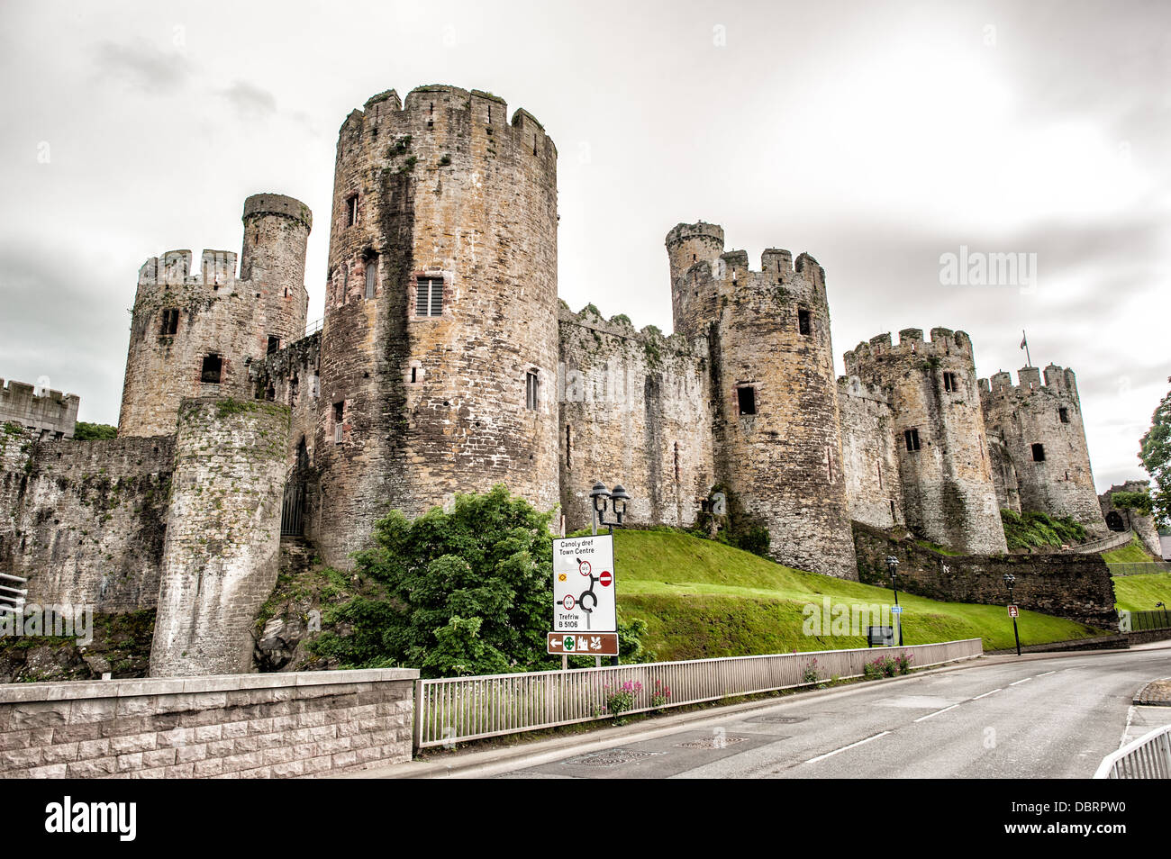 CONWY, Wales – Conwy Castle, eine mittelalterliche Festung aus dem 13. Jahrhundert, dominiert die Skyline von der historischen Stadt Conwy in Nordwales, Großbritannien. Dieses UNESCO-Weltkulturerbe, erbaut von König Eduard I., zeigt die beeindruckende Größe und Architektur der mittelalterlichen Militärtechnik, seine Steinmauern und Türme, die majestätisch über den Gebäuden der Stadt ragen. Stockfoto