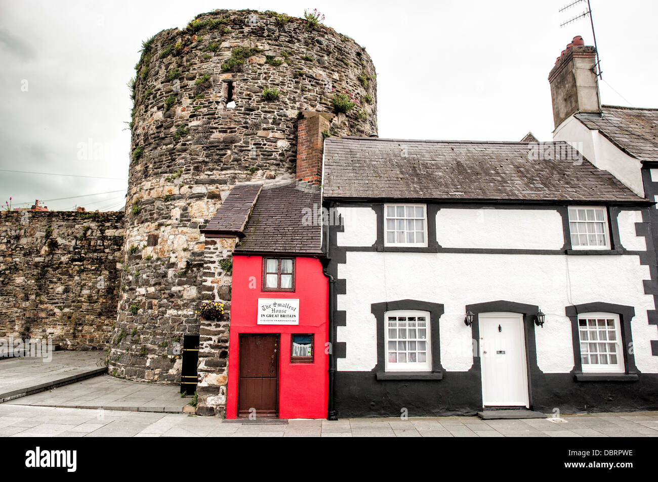 CONWY, Wales – Quay House, auch bekannt als das kleinste Haus Großbritanniens, steht neben den Mauern von Conwy Castle. Bis 1900 war es eine funktionale, aber kleine Residenz, heute ist es eine Touristenattraktion. Stockfoto